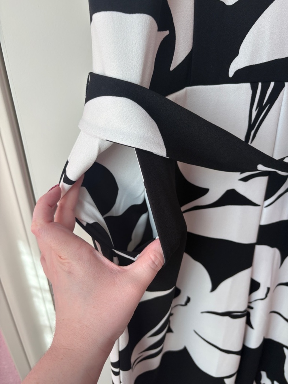 Liz Claiborne Black and White Floral Tie-Waist Jumpsuit - Picture 12 of 12